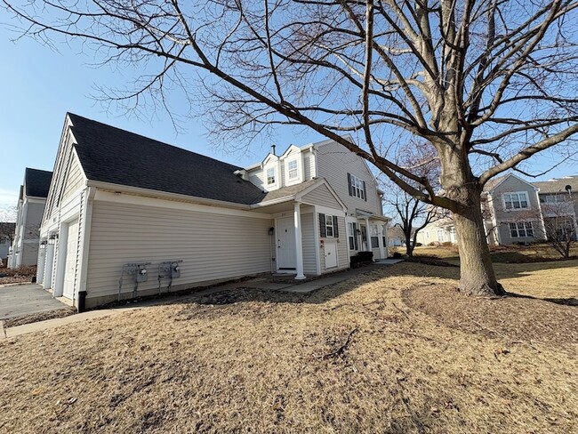 2611 Cedar Glade Dr in Naperville, IL - Foto de edificio - Building Photo