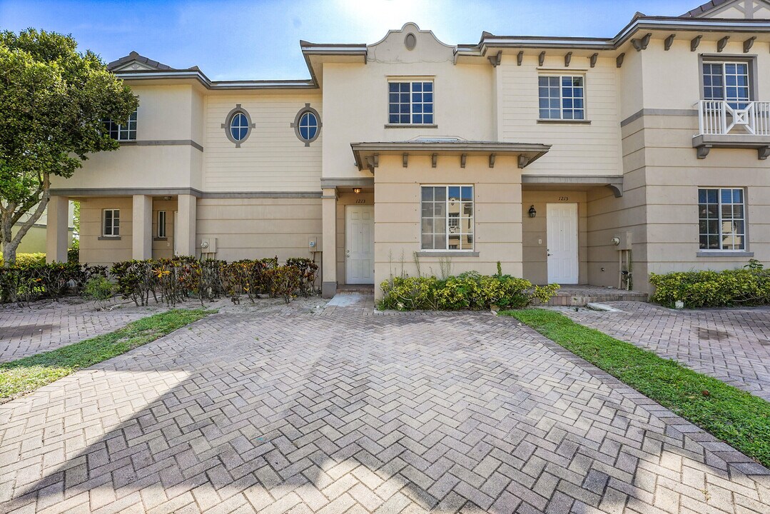 1213 Lucaya Dr in Riviera Beach, FL - Building Photo