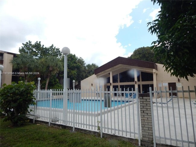 14601 N Kendall Dr in Miami, FL - Building Photo - Building Photo