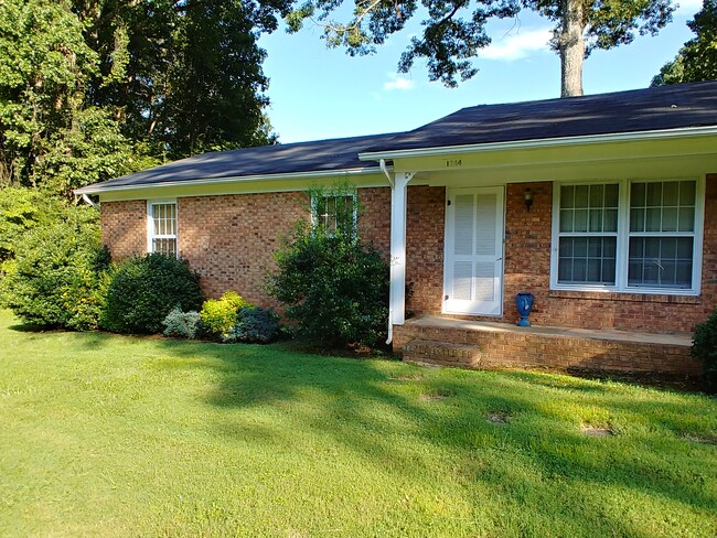 1444 Simmons St in Newton, NC - Foto de edificio - Building Photo