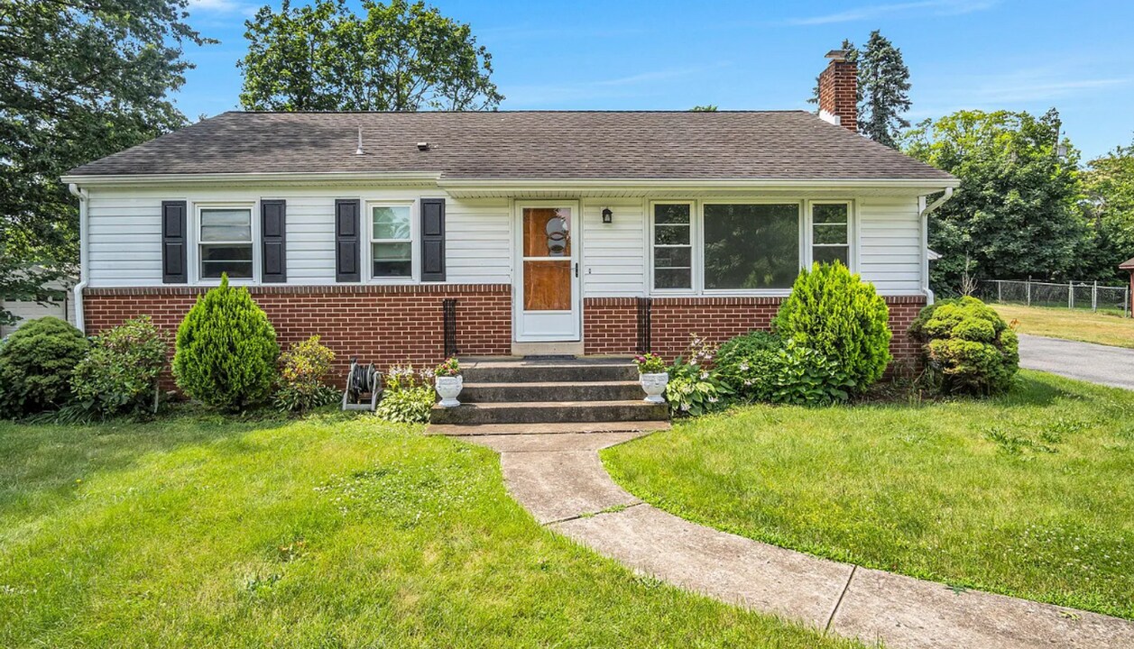 2029 W Trindle Rd in Carlisle, PA - Building Photo