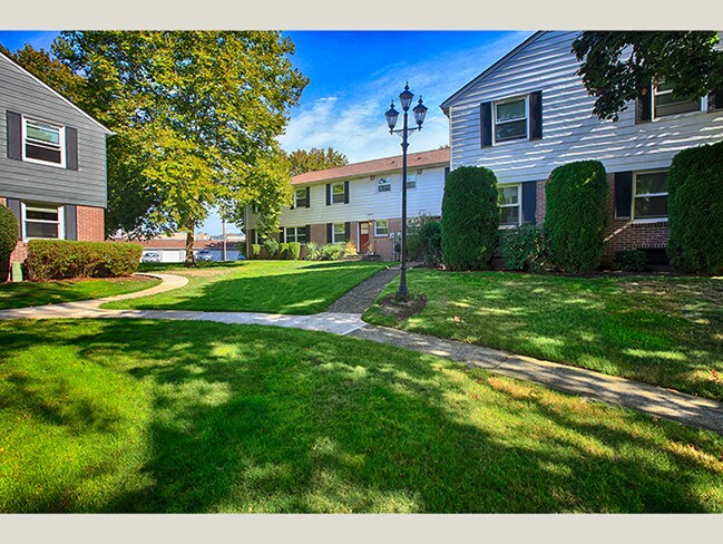 Cedar Hills Townhomes in Portland, OR - Building Photo - Building Photo
