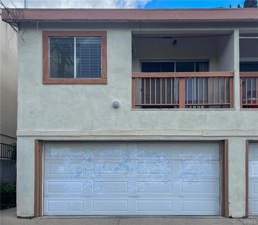 17112 Chatsworth St, Unit D in Granada Hills, CA - Building Photo