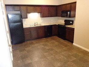 4004 University Ave, Unit 12 in Waterloo, IA - Building Photo - Building Photo