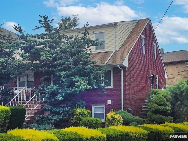 440 Hillcrest Pl in Palisades Park, NJ - Foto de edificio - Building Photo
