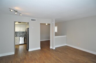 754 Memorial Mews St-Unit -B in Houston, TX - Building Photo - Building Photo
