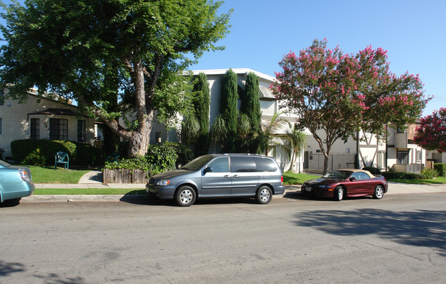 320 Cornell Dr in Burbank, CA - Building Photo - Building Photo