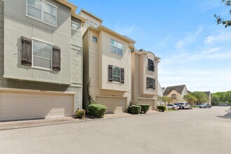 9125 Harbor Hills Dr in Houston, TX - Building Photo - Building Photo