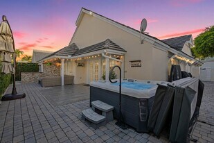 9937 NW 47th Terrace in Doral, FL - Building Photo