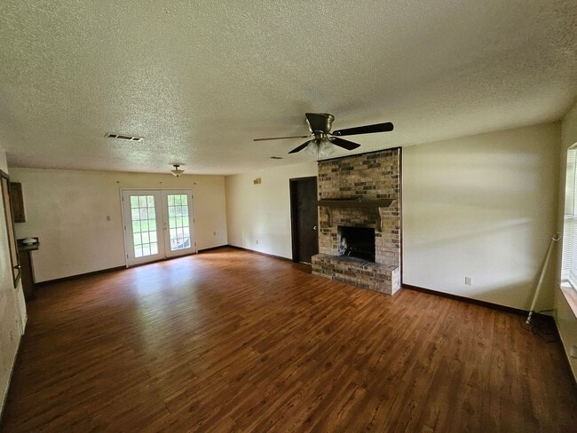 130 Raymond Dr in New Llano, LA - Building Photo - Building Photo