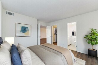 8360 Greensboro Dr in McLean, VA - Foto de edificio - Building Photo