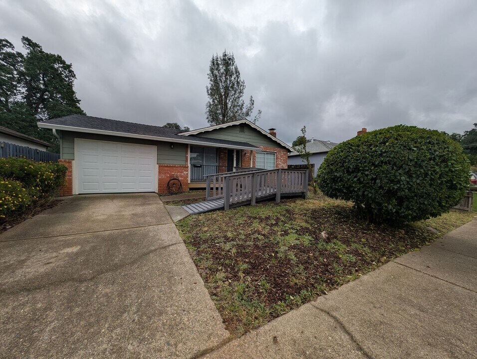 1357 Jeffries Ave in Anderson, CA - Building Photo