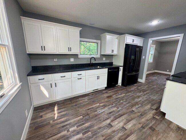 9051 E Mt Zion Church Rd in Hallsville, MO - Building Photo - Building Photo