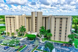 7400 Radice Ct in Lauderhill, FL - Foto de edificio - Building Photo