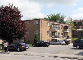 19 Huron Heights Dr in Newmarket, ON - Building Photo