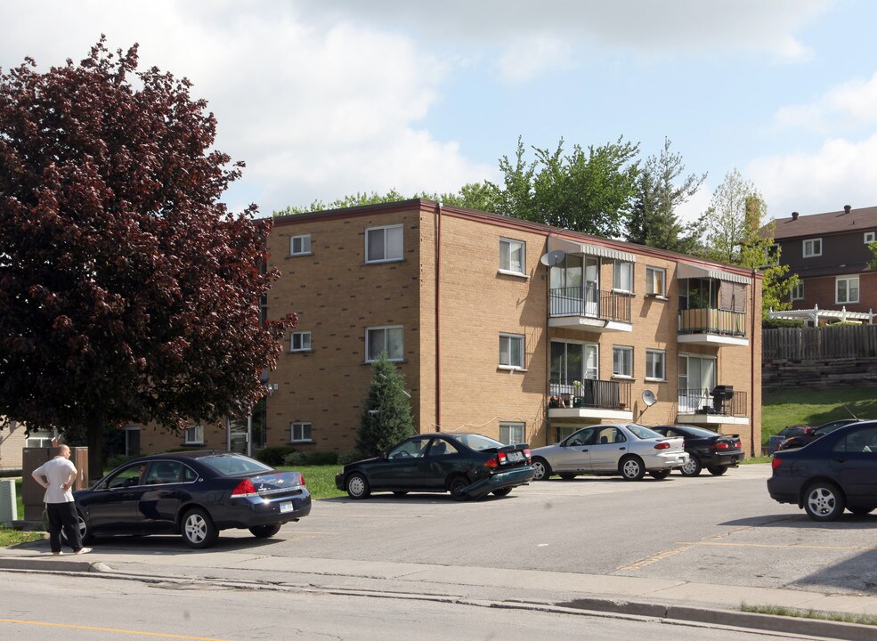 19 Huron Heights Dr in Newmarket, ON - Building Photo