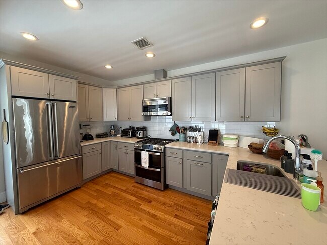 24 Shapley Ave in Medford, MA - Building Photo - Building Photo