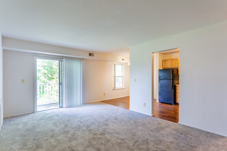 Niskayuna Gardens in Niskayuna, NY - Building Photo - Interior Photo