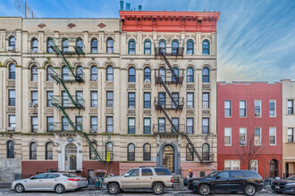 206 Scholes St in Brooklyn, NY - Building Photo - Building Photo