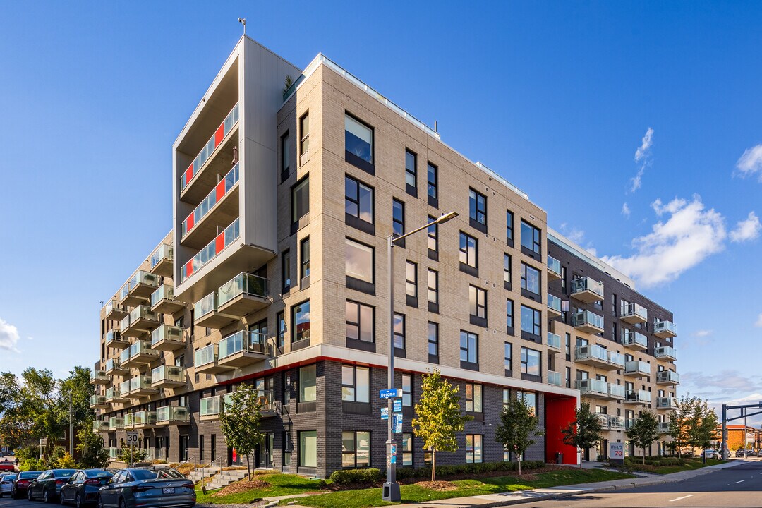 Quartier Unilia in Laval, QC - Building Photo