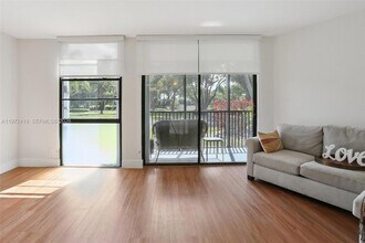 3101 N Country Club Dr, Unit 102 in Aventura, FL - Foto de edificio - Building Photo