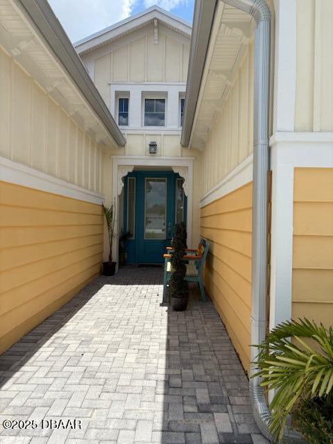 100 Hang Loose Wy in Daytona Beach, FL - Building Photo