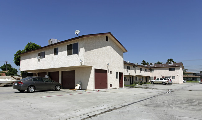 16531 Randall Ave in Fontana, CA - Foto de edificio - Building Photo