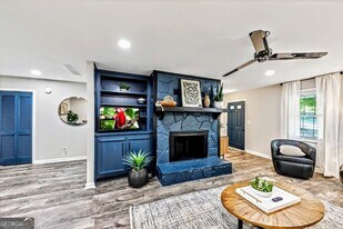 527 Charing Cross Dr in Marietta, GA - Building Photo