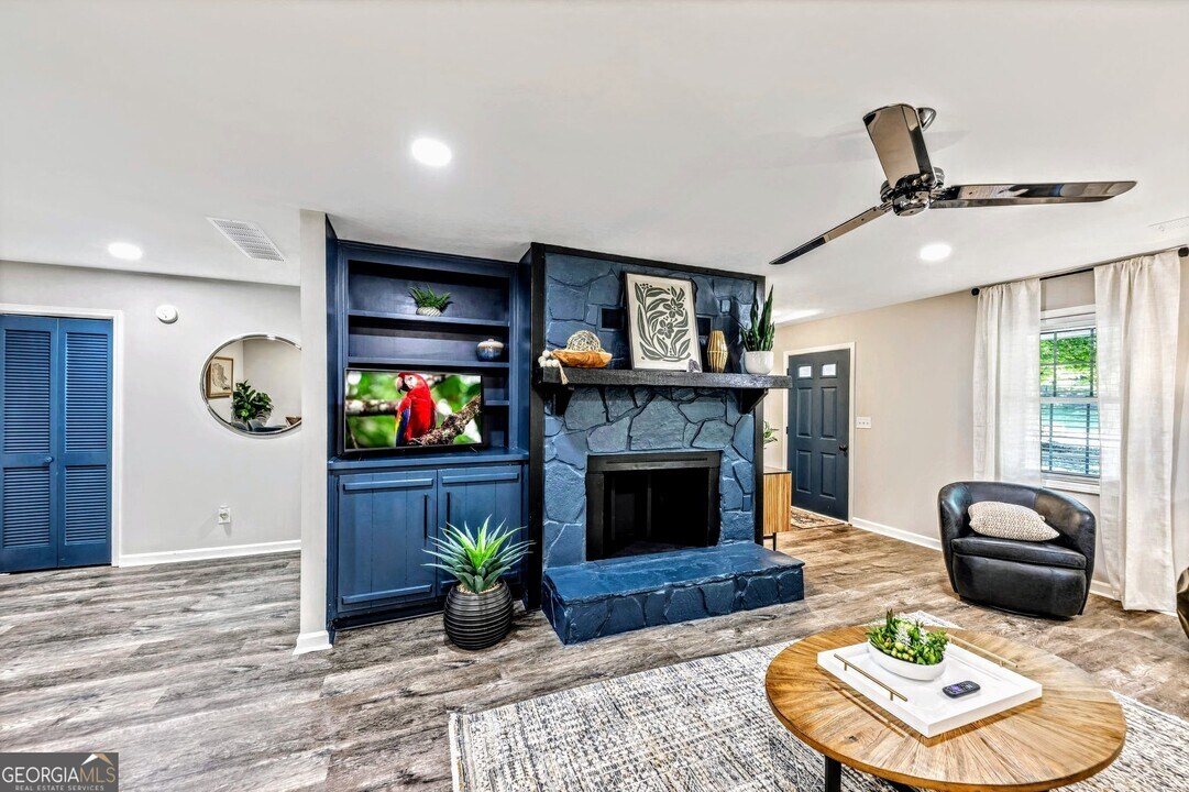 527 Charing Cross Dr in Marietta, GA - Building Photo