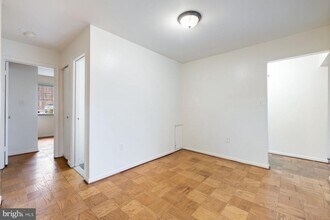 876 College Pkwy in Rockville, MD - Foto de edificio - Building Photo