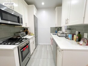 496 Manhattan Ave in New York, NY - Building Photo - Building Photo