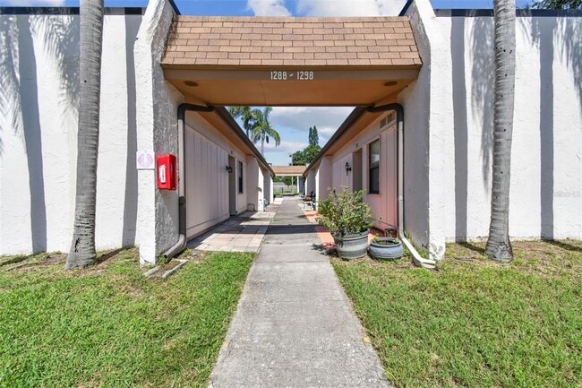 1298 Mission Hills Blvd in Clearwater, FL - Building Photo - Building Photo