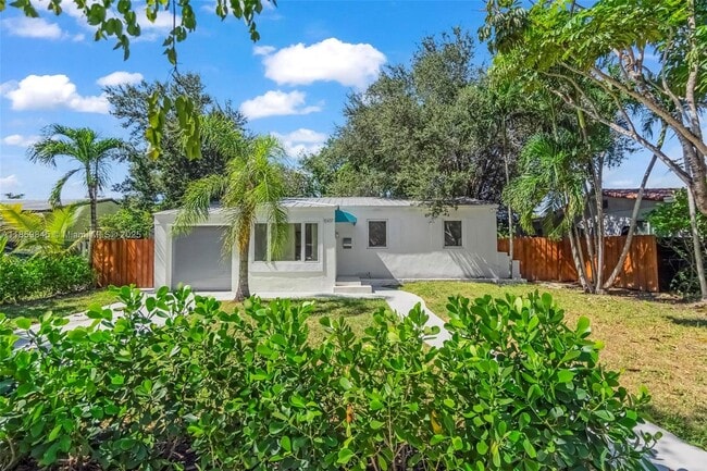6437 SW 14th St in West Miami, FL - Foto de edificio - Building Photo