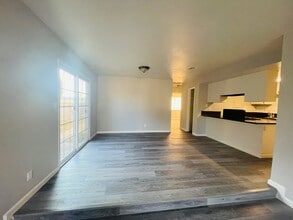 8166 Valley Green Dr in Sacramento, CA - Foto de edificio - Building Photo