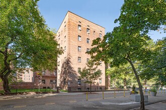 Dunolly Gardens in Jackson Heights, NY - Foto de edificio - Building Photo