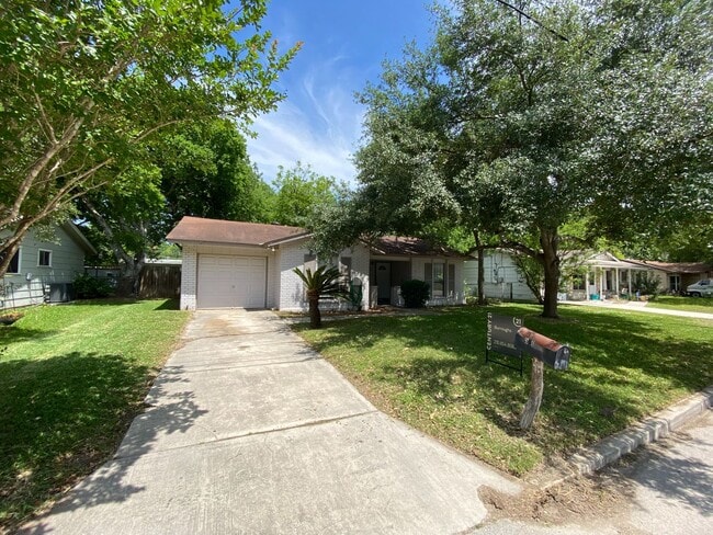 521 W Byrd Blvd in Universal City, TX - Foto de edificio - Building Photo