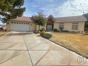 125 S Sky View Ct in Hurricane, UT - Building Photo - Building Photo