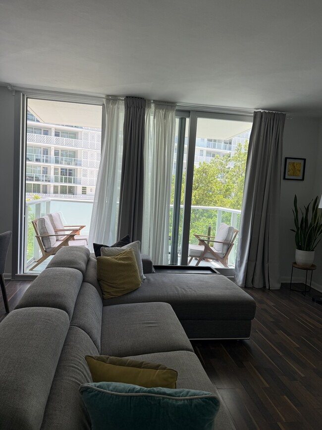 1000 West Ave, Unit 207 in Miami Beach, FL - Foto de edificio - Building Photo
