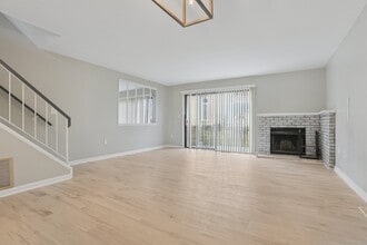 335 Monticello Dr in Branford, CT - Building Photo - Building Photo