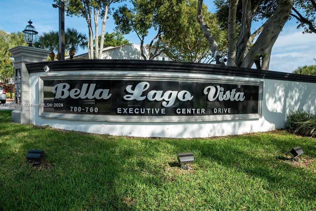 734 Executive Center Dr in West Palm Beach, FL - Building Photo