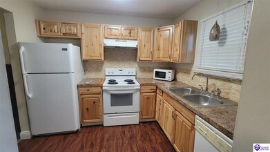 1423 Kingswood Way in Radcliff, KY - Foto de edificio - Building Photo