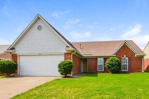 1720 Cherry Creek Dr in Southaven, MS - Building Photo