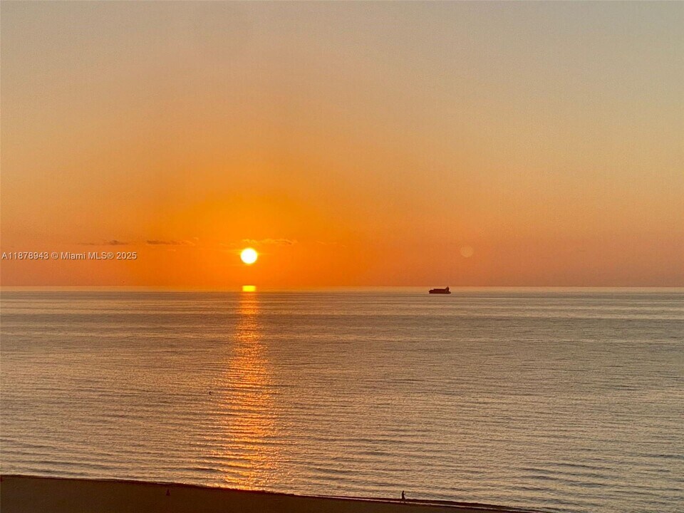 325 Ocean Dr in Miami Beach, FL - Building Photo