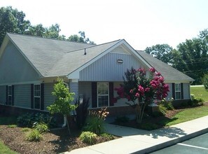 River Wynd Apartments in Clarksville, VA - Foto de edificio - Building Photo