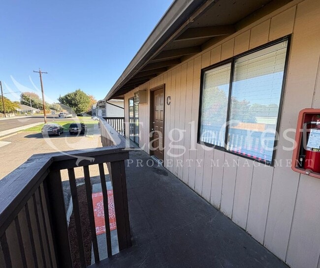 320 NE C St in College Place, WA - Building Photo - Building Photo