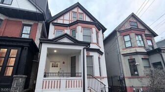 549 Palisade Ave in Jersey City, NJ - Building Photo