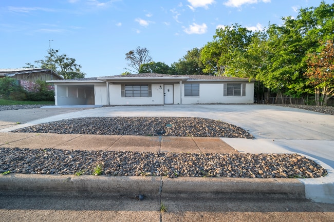 property at 1528 E Devine St