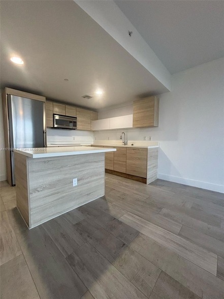 16385 Biscayne Blvd, Unit 305 in Aventura, FL - Building Photo - Building Photo