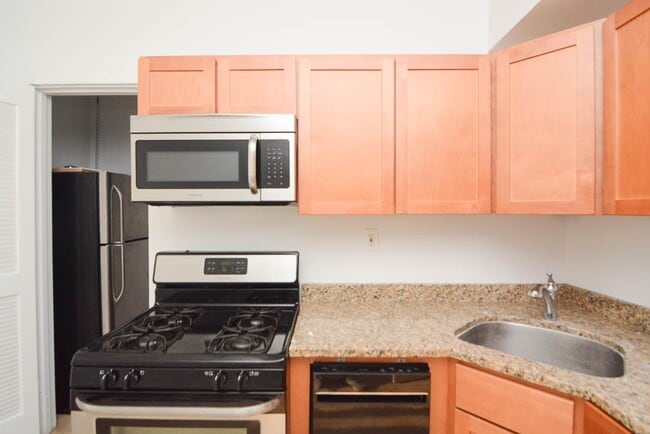 1829 W Melrose St, Unit M00H in Chicago, IL - Building Photo - Building Photo