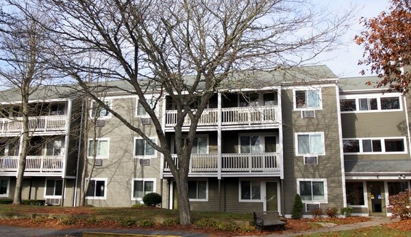 Village at Fawcett Pond in Hyannis, MA - Foto de edificio